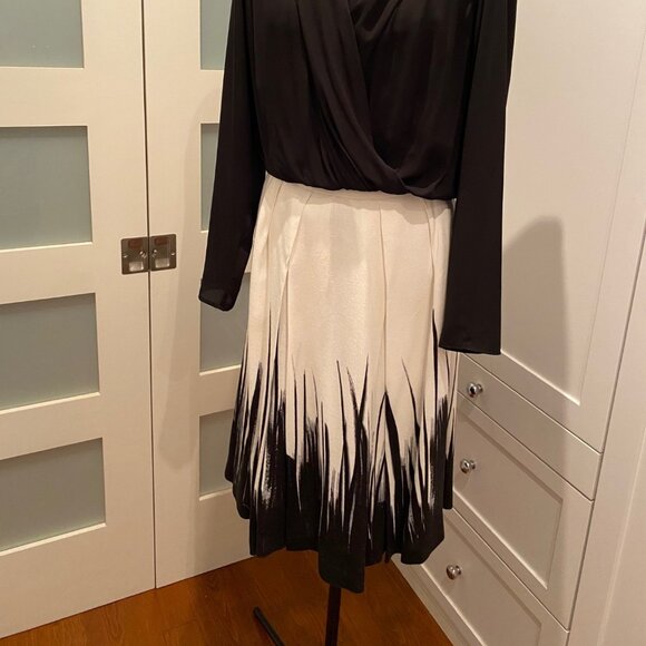 Pink Tartan black & white fully lined skirt with pockets. Size 8. - Picture 5 of 5
